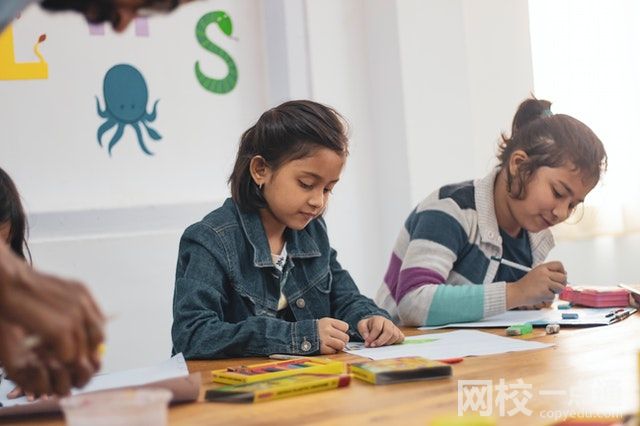 政法类大学指的是以法学
